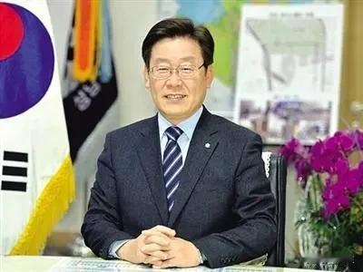 李在明也像尹锡悦一样仇中、亲美、媚日吗？
我们都知道，韩国上一任总统尹锡悦是特别