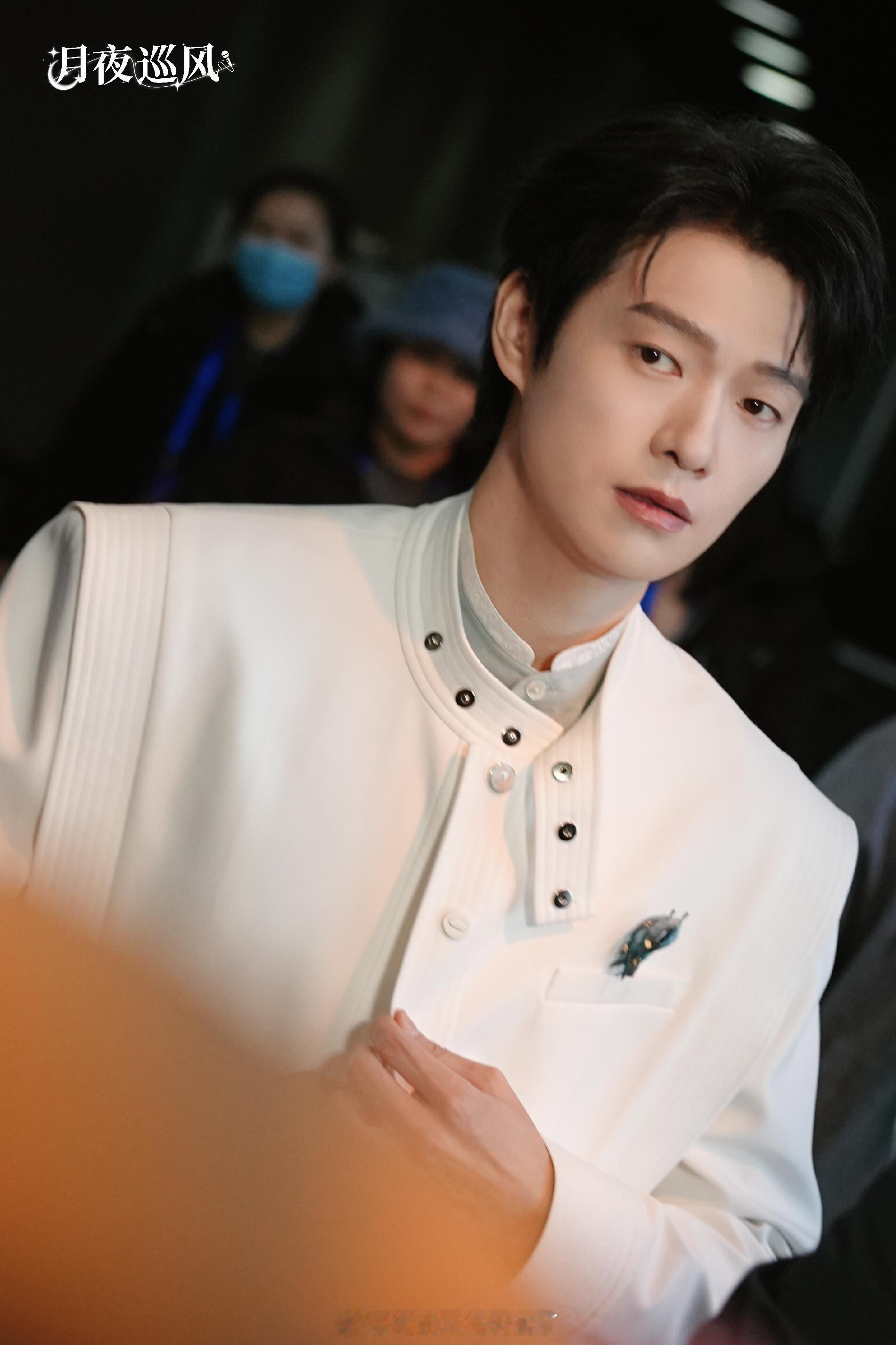 魏大勋这完全是白马王子啊