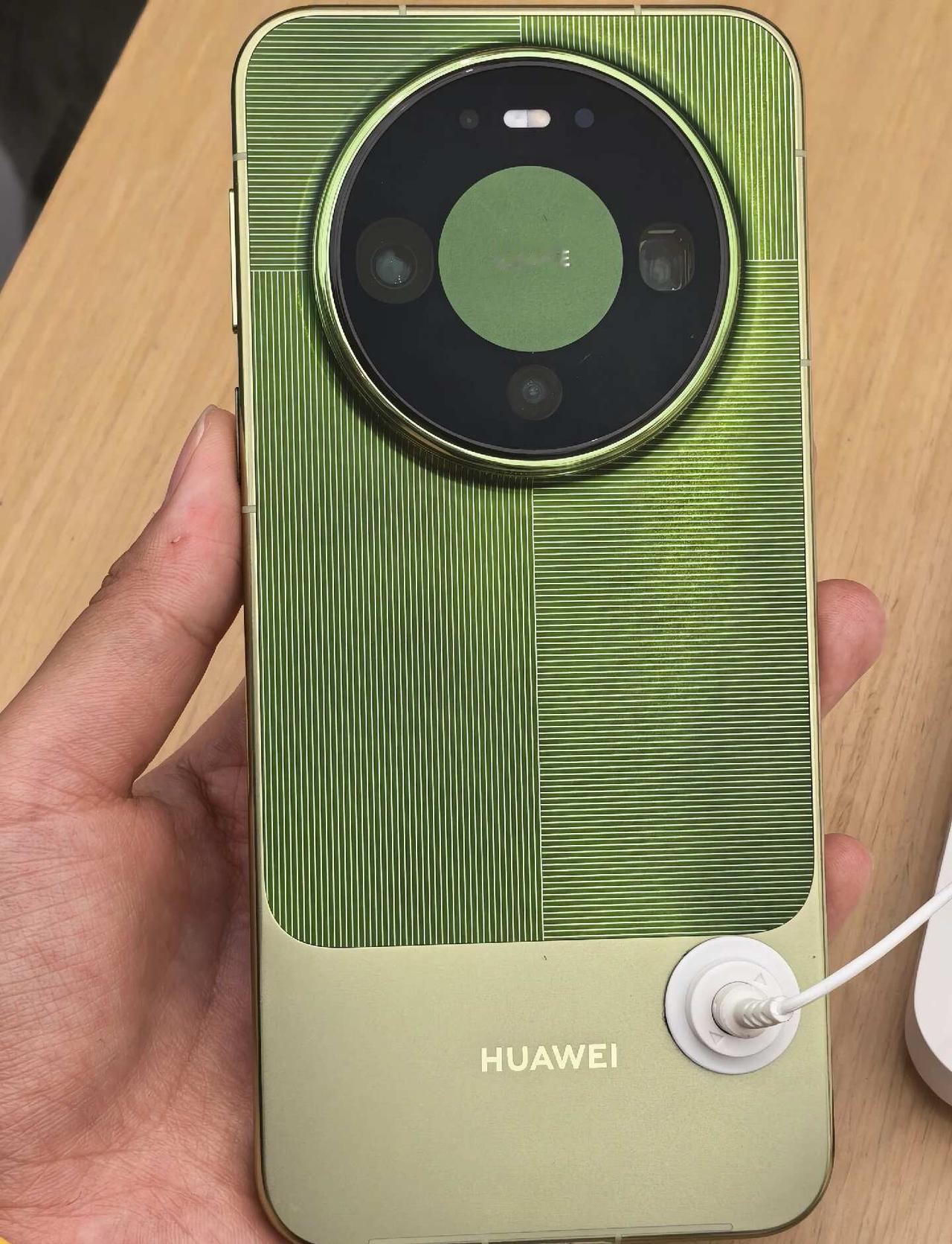 线下打卡华为Mate90｜真机颜值真的杀我！
今天逛华为门店，上手摸了Mate9