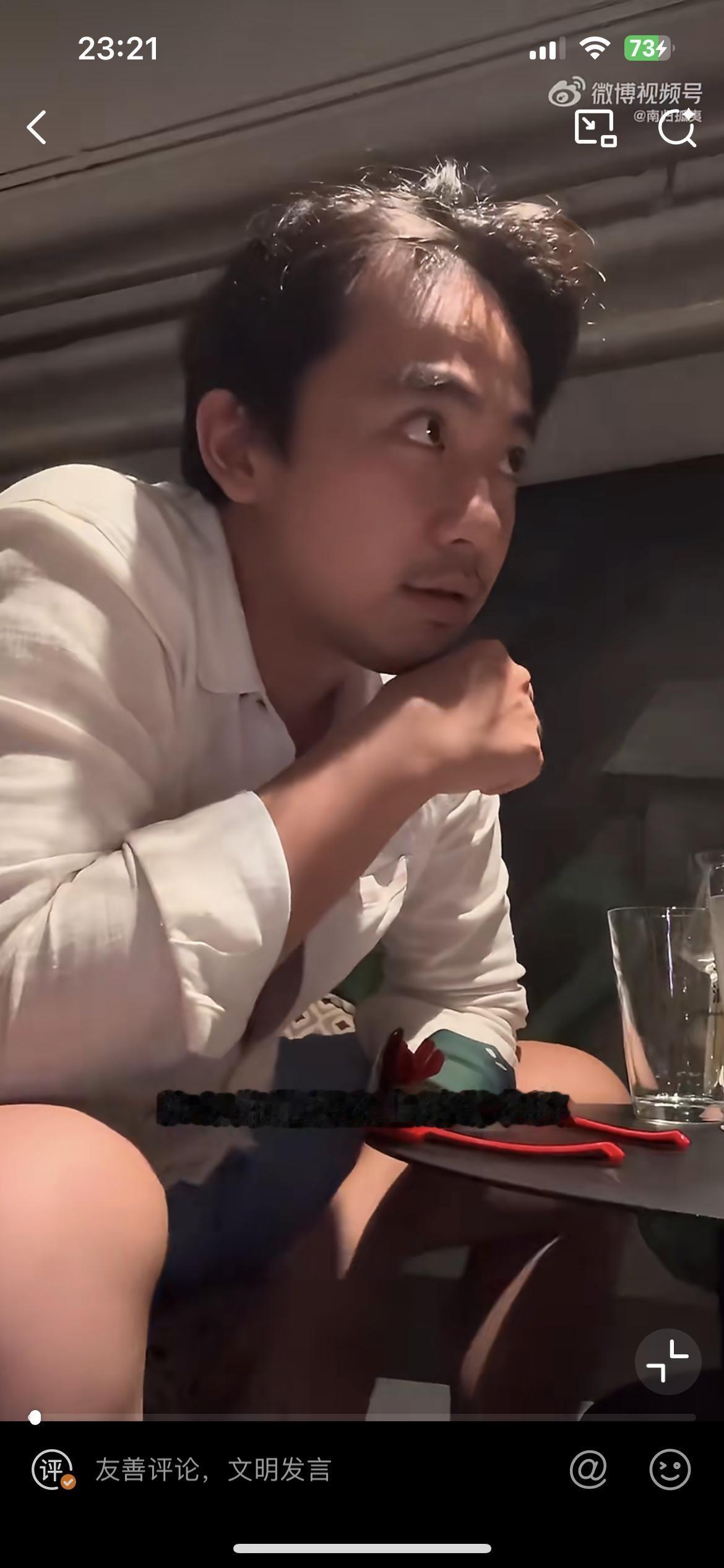这个深圳的小伙说他能去清华大学读书，是因为他爸把他转到了香港读小学，这就应该是为