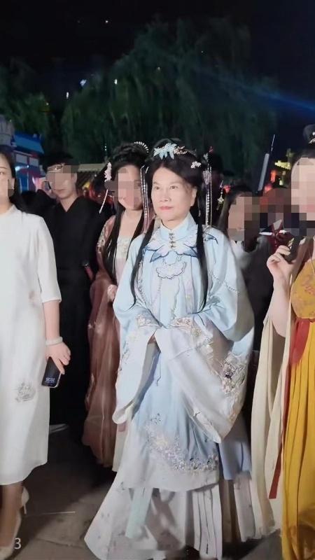 70岁的董明珠身着汉服游览洛阳！不得不说，董大姐这份勇气值得赞赏，谁说汉服是年轻