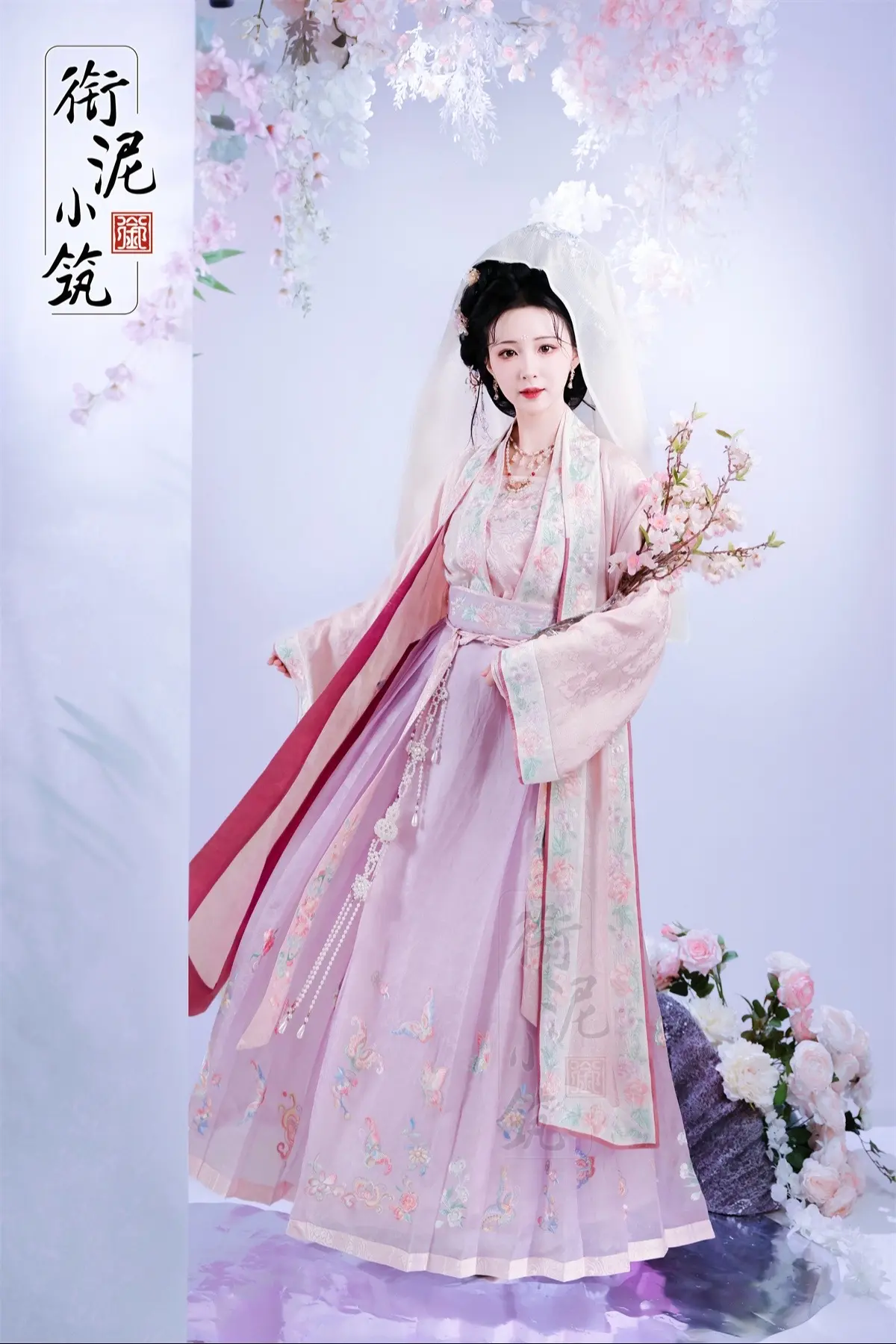 春游踏青版汉服。竹影摇窗试新罗，满庭芳菲染襟裙。