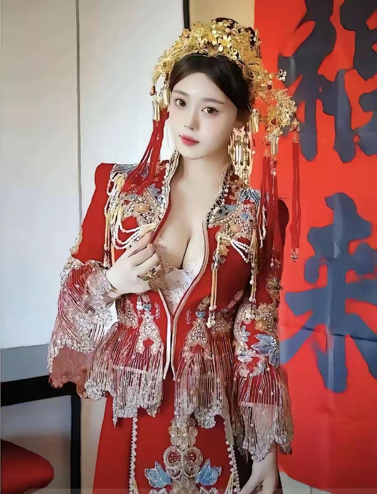 红妆美人，金钗映月。