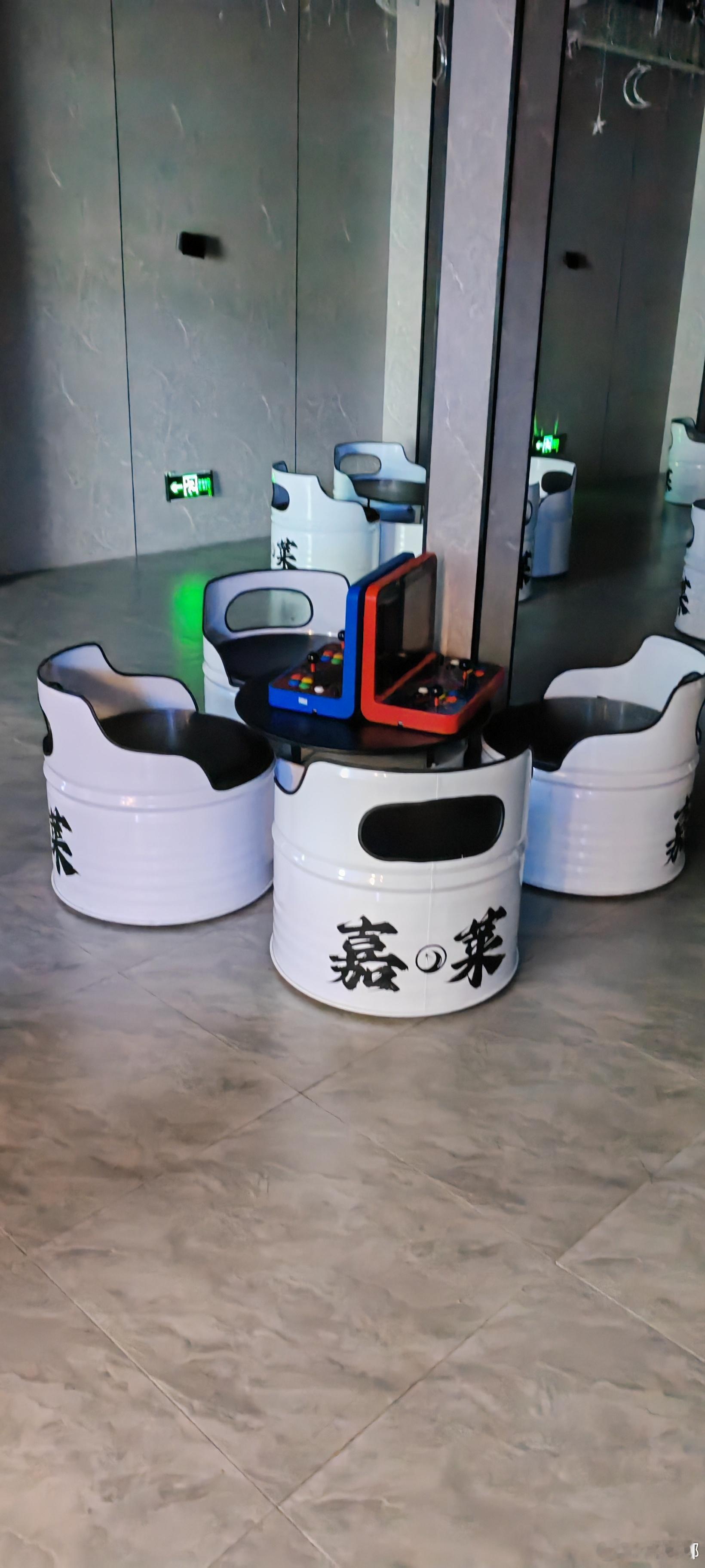刚刚接我女儿放学回来路上，我女儿说要去打暑假工，赚了钱请我看电影，给我买个项链。