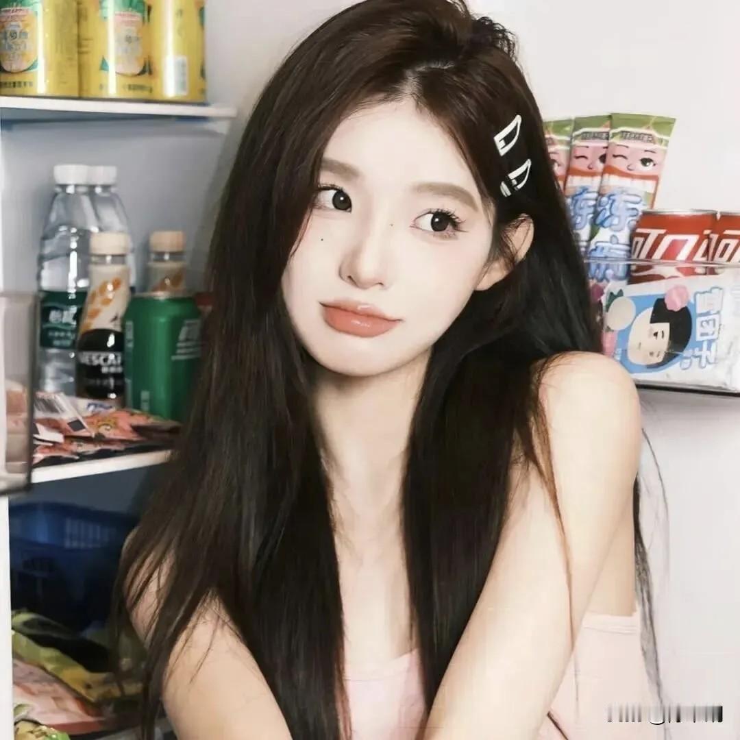 青丝垂落映眸光，
发夹斜簪衬粉妆。
货架琳琅藏软趣，
一回凝睇惹心扬。