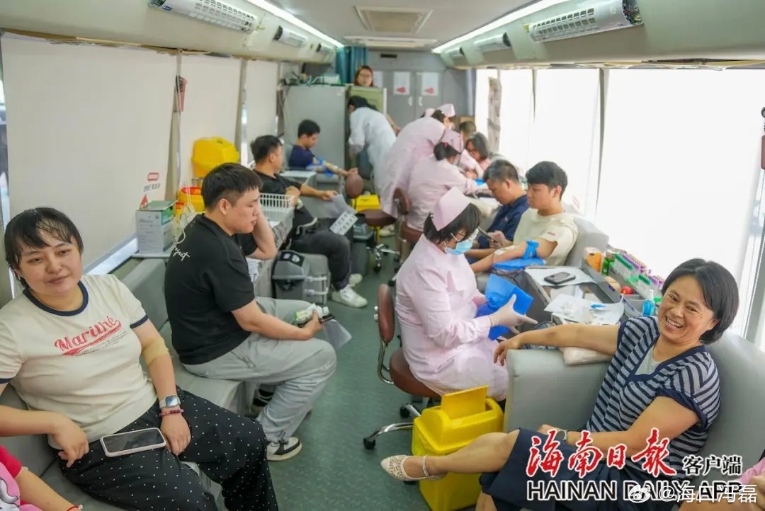 寻美海南海南无偿献血 热血暖椰城7月7日，报业集团组织无偿献血，这已是第21次公