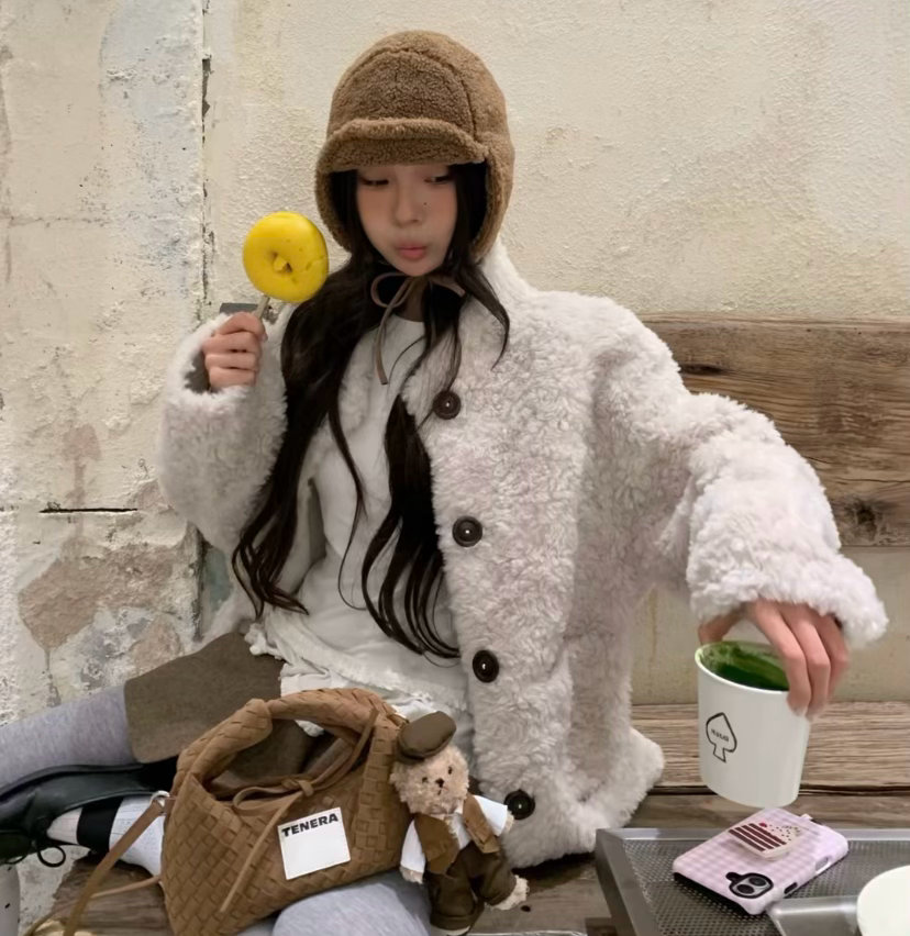 忽然想闹腾 发颠 想了一下还是算了 我没有那个能接住我情绪的人 