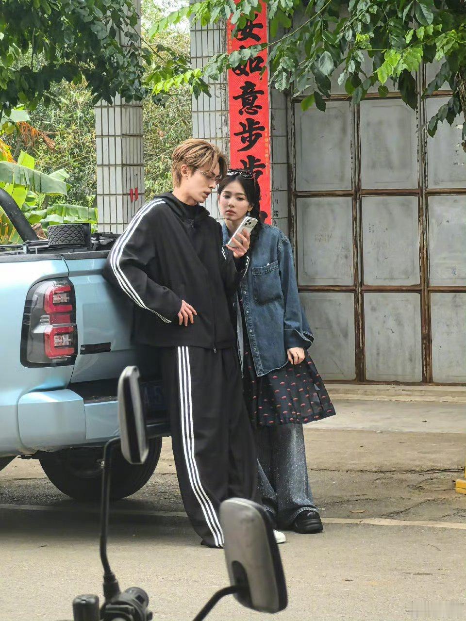 好登西！王鹤棣白鹿《亲爱的客栈》买菜路透来袭🍽️男帅女美 