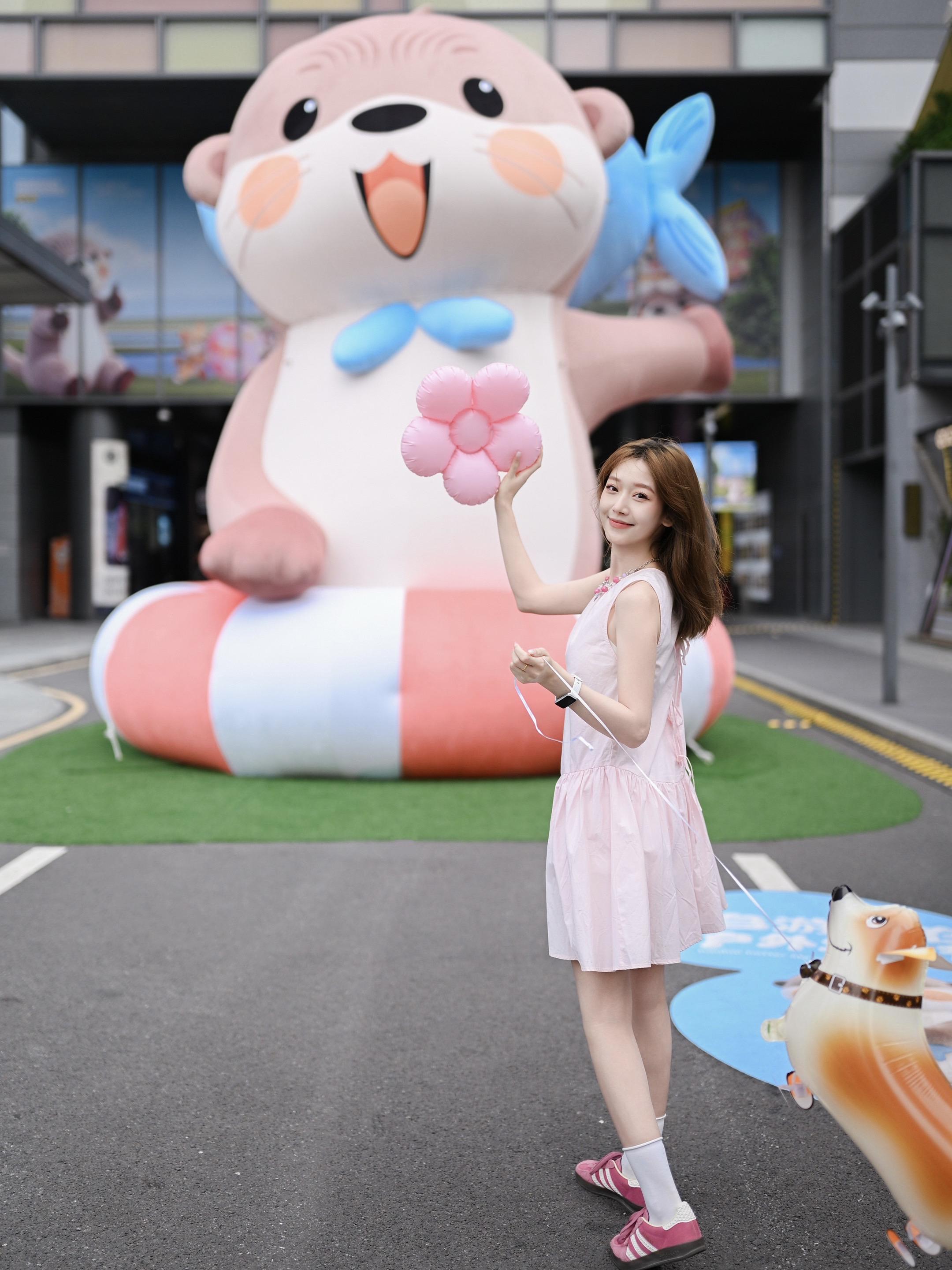 来都来了！和水獭拍了200张…🦦💕。周末来后海汇溜达啦～ 看到软f...
