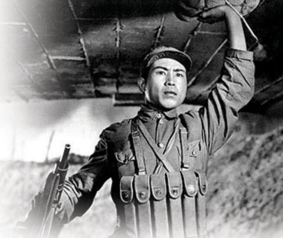 1948年5月25日，隆化，巨响之后，董存瑞烈士没有留下遗体。爆炸后的现场，只找