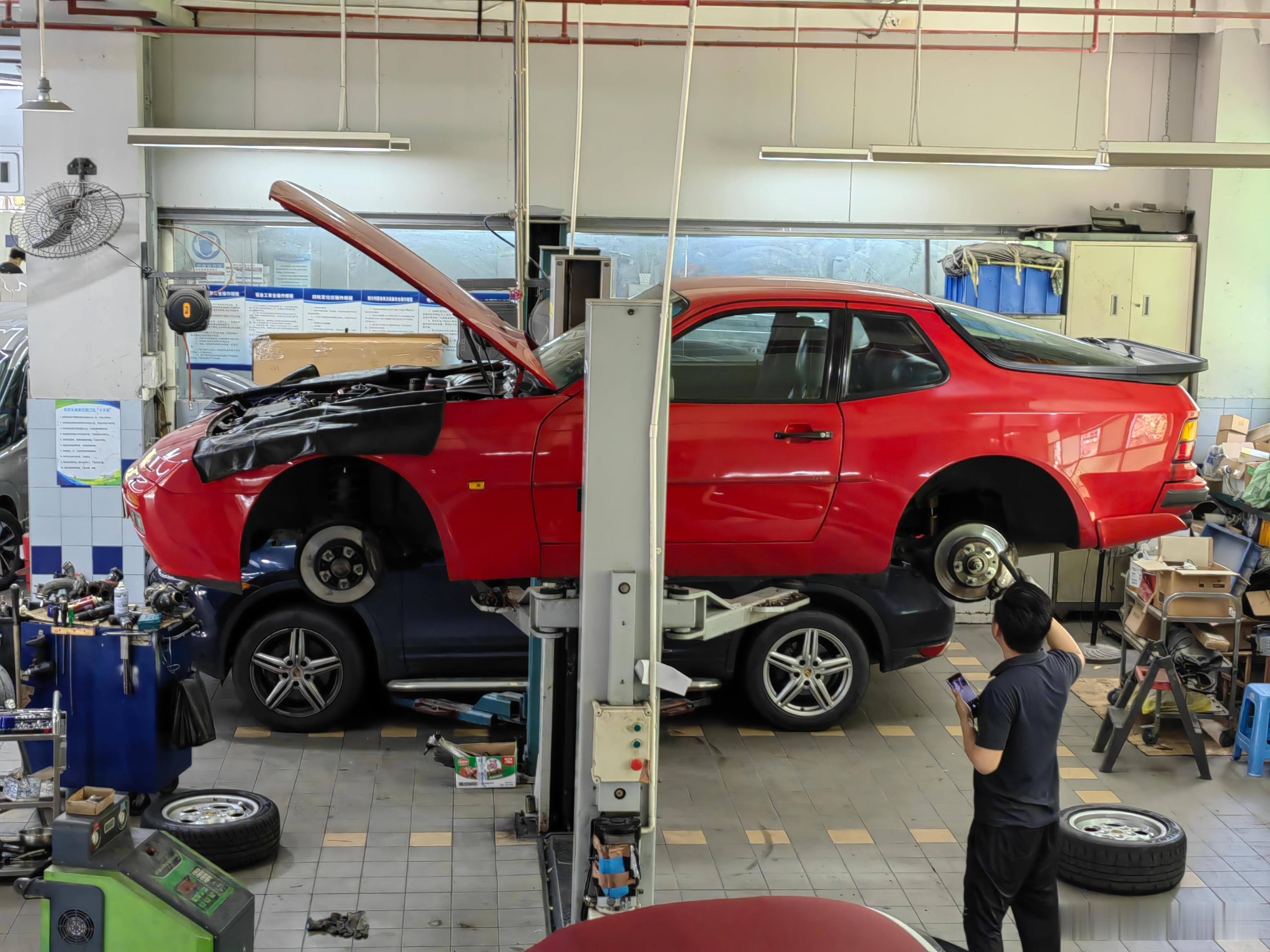 一部保时捷 944 turbo，是当年保时捷在探索新出路的引路者，前置引擎，后置