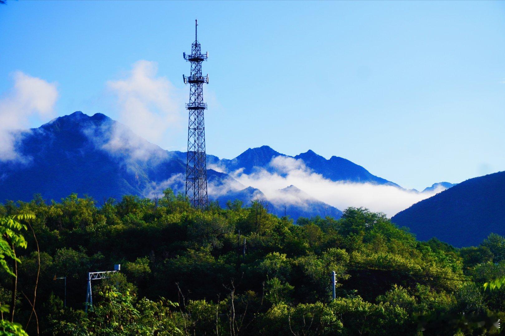 【盛夏】🌿延庆白河堡水库风光，就像大自然私藏的一幅绝美画卷。白云在山顶上徘徊，