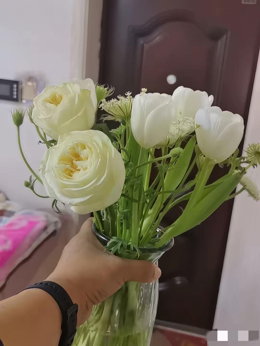 夫妻千万别长期分开，再难也要守在一起
 
夫妻之间，真的尽量不要分开生活。年轻是