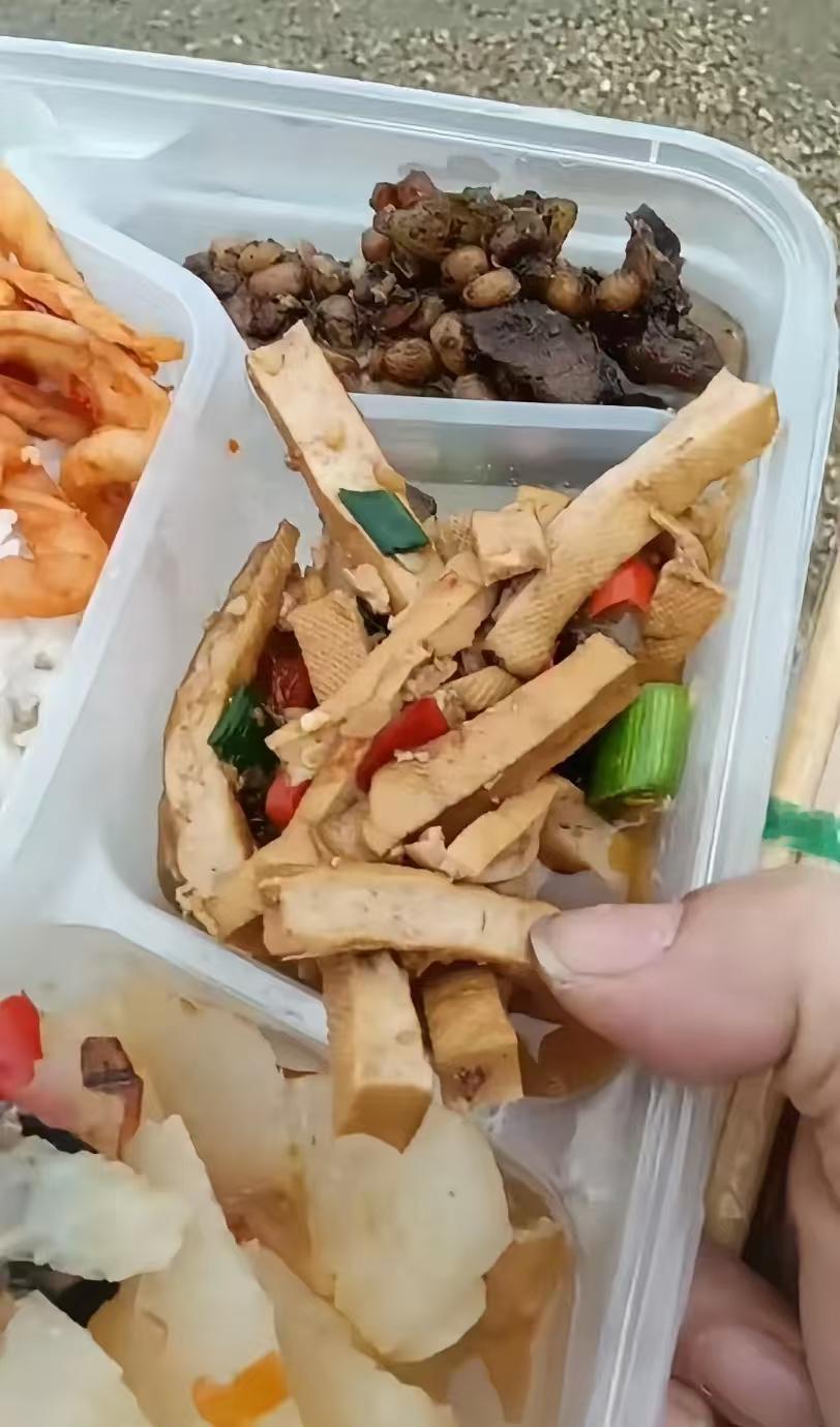 大妈说，这就是她在刨猪宴上等了几个小时，领到的一盒杀猪饭。杀猪菜还是我们东北乡下