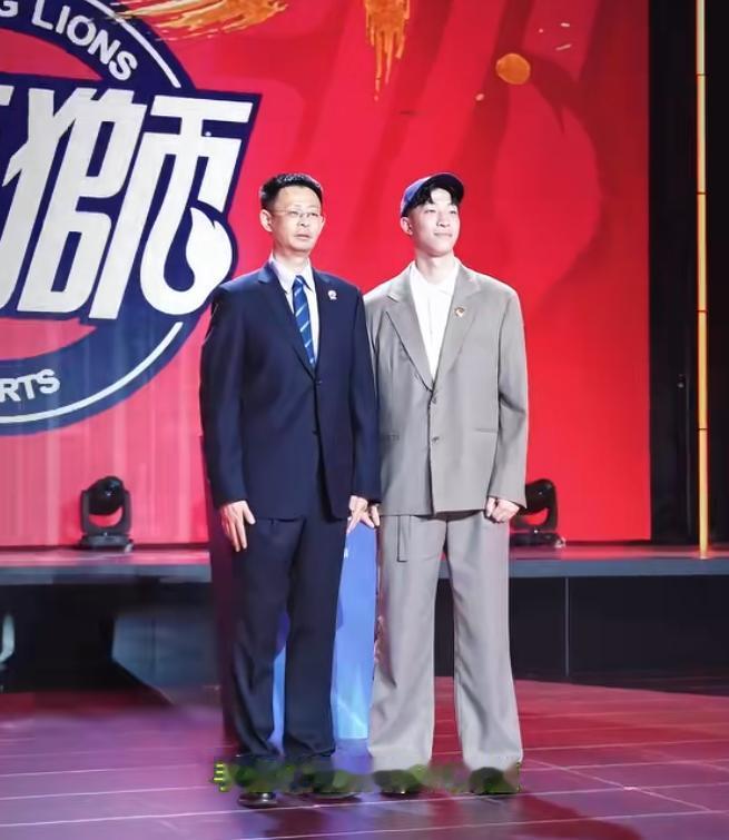 CBA选秀大会闹出大笑话了！抽中状元签的球队，竟让一众新秀避之不及，宁愿跑去打N