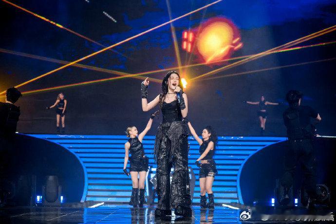 希林娜依高江苏卫视跨年舞台线索希林娜依高跨年关键词是高她的嗓音太有反差感了，甜美