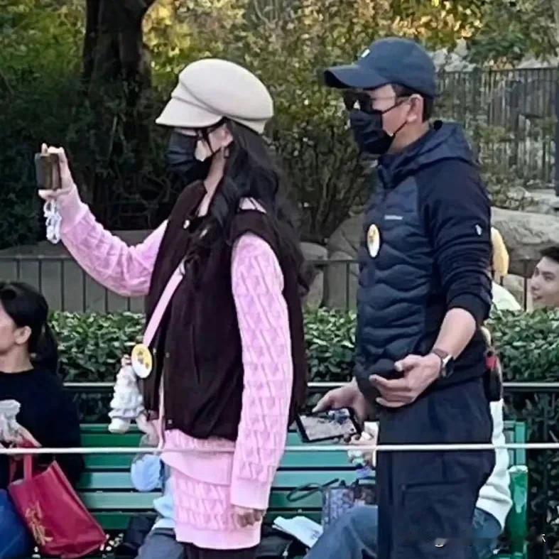 明星气质真的不一样，虽然口罩帽子戴的严严实实，但是还是一眼就能认出来。
虽然唐嫣