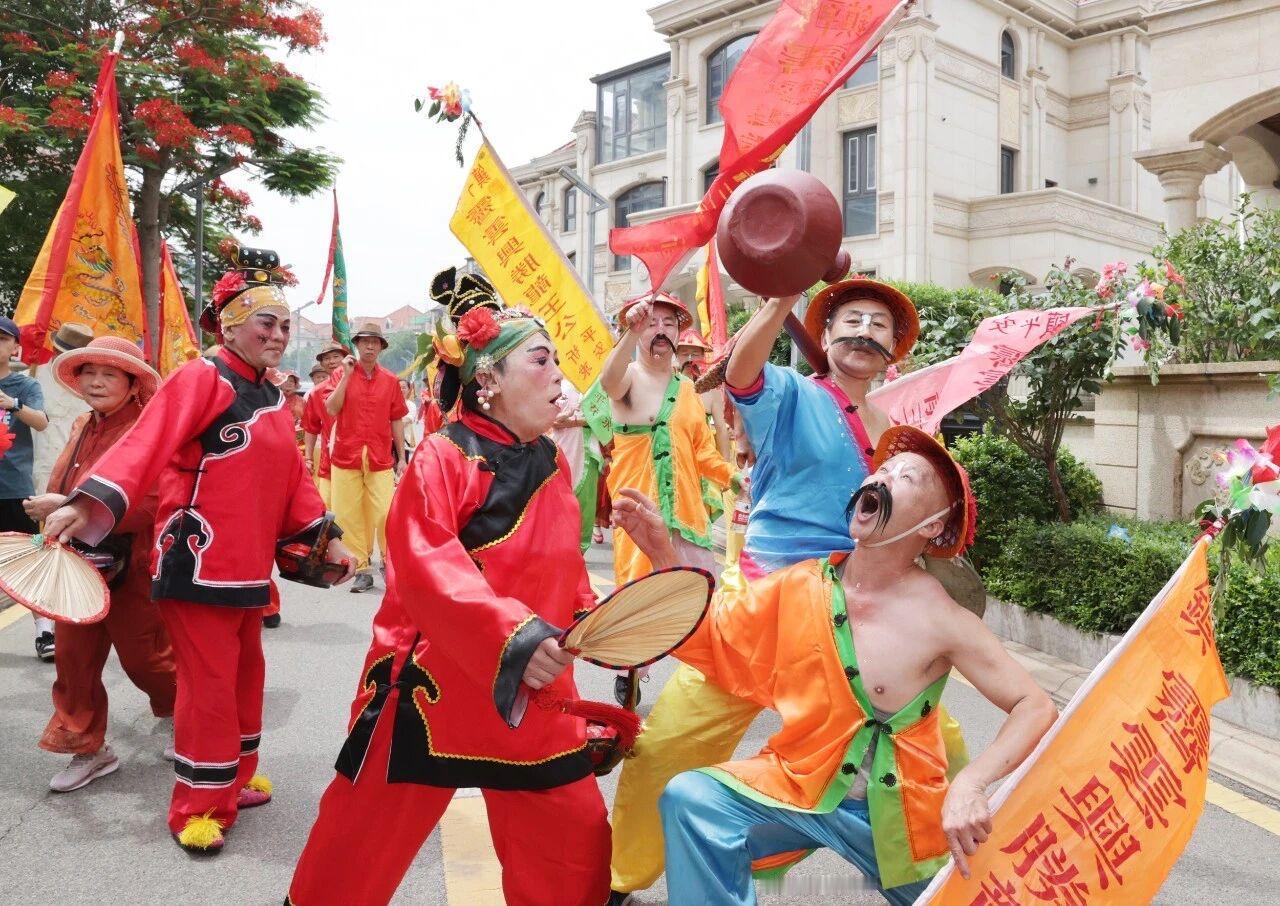 西江月 · 花婆
      
红裤红衣咧嘴，乌巾乌发纤眉。
颠行科步扭腰肢，道