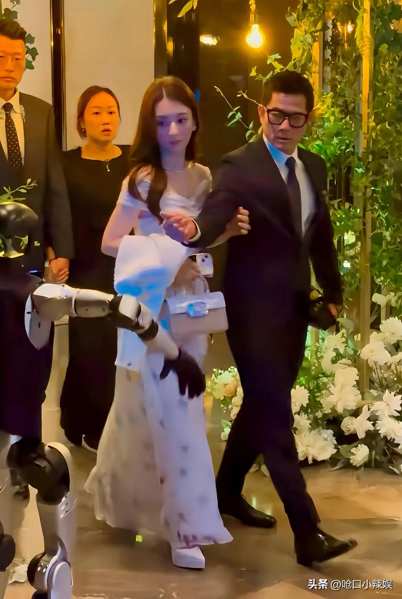 方媛娇滴滴的样子，真的好可爱啊

方媛陪郭天王出席活动，一袭漂移的碎花淡色长裙，