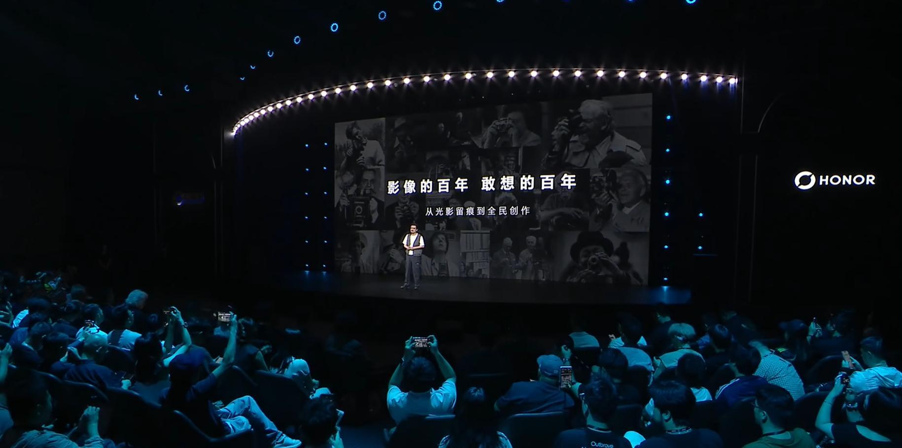 荣耀Robot Phone现场也用上了荣耀最新的 logo，敢想，敢不同，看看荣