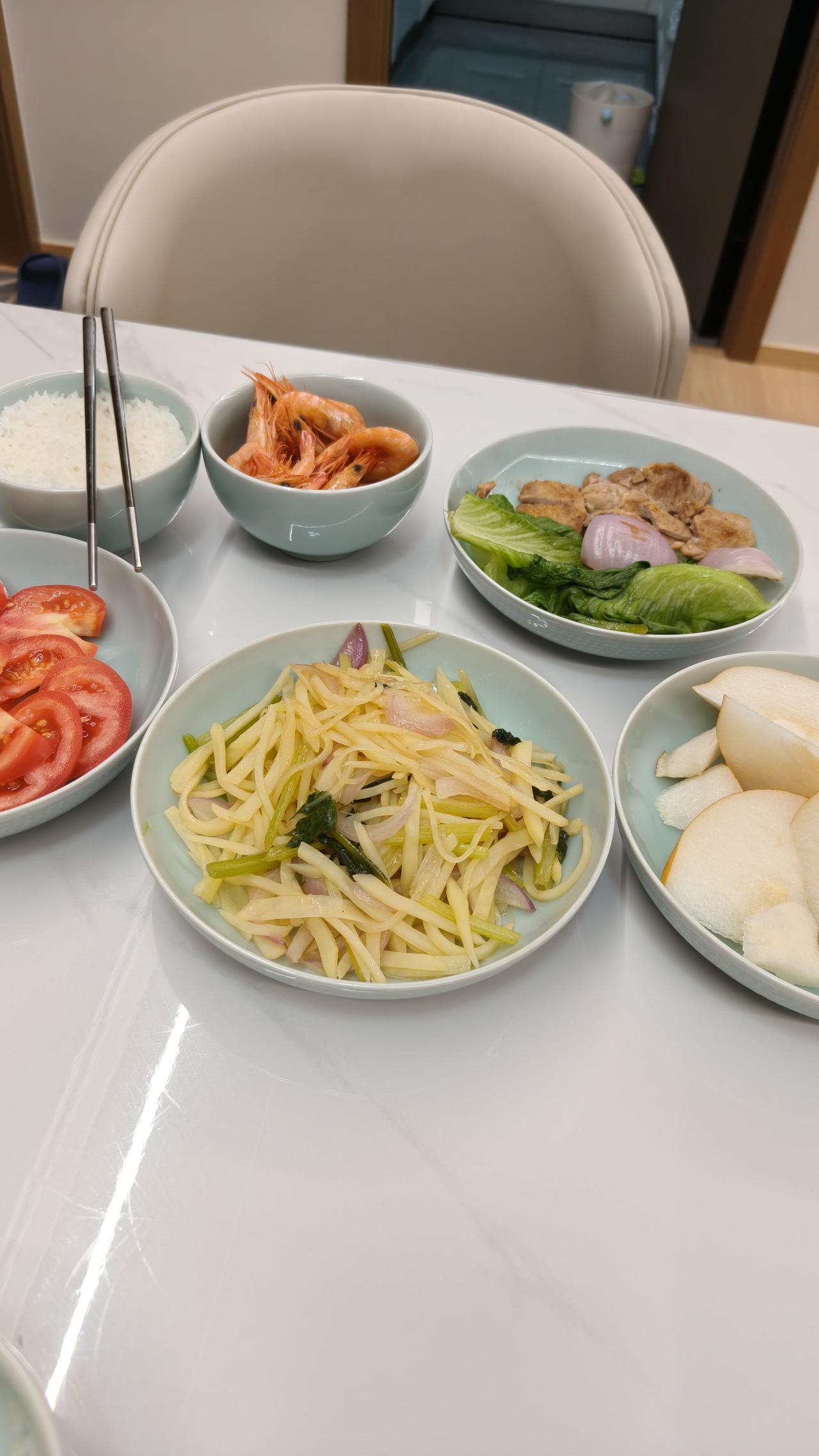 我总觉得吃饭是件顶简单的事，如今想法要彻底变了。从前家里有啥吃啥，人半点儿不挑，