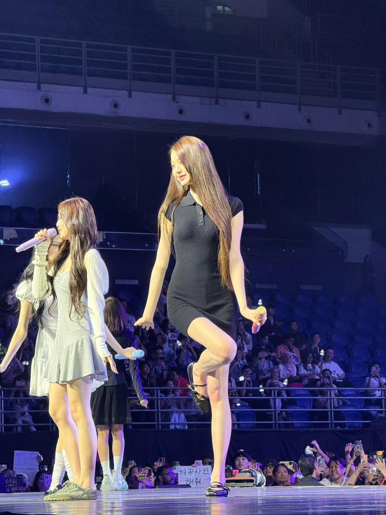 不得不说韩娱在造星这块还是非常有造诣的。
张元英第一次火出圈应该是一段普拉提锻炼