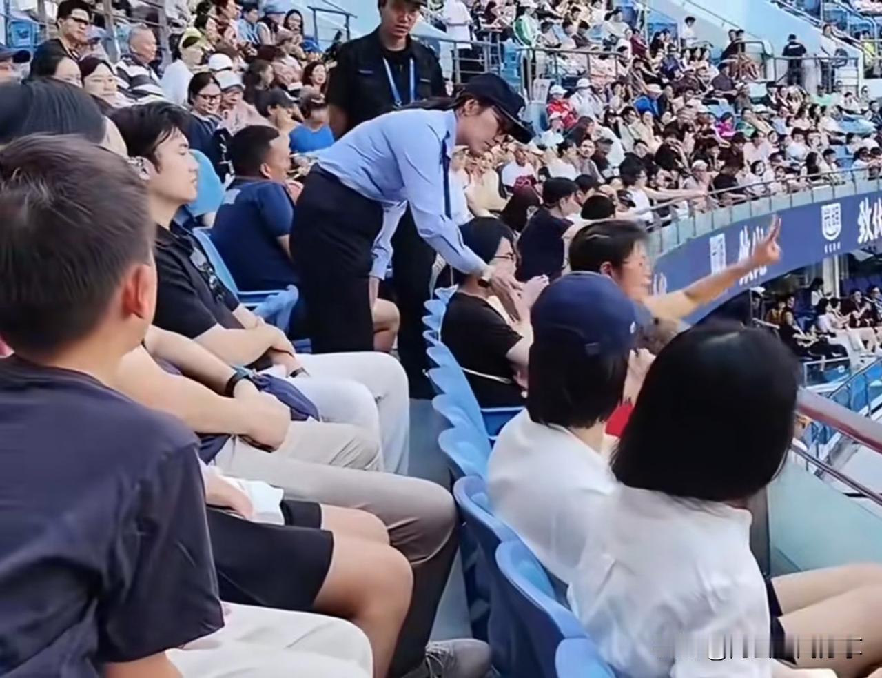 近日上海网球大师赛现场一华人外籍女子被安保人员抬出观众席。官方通报称该女子由于酒