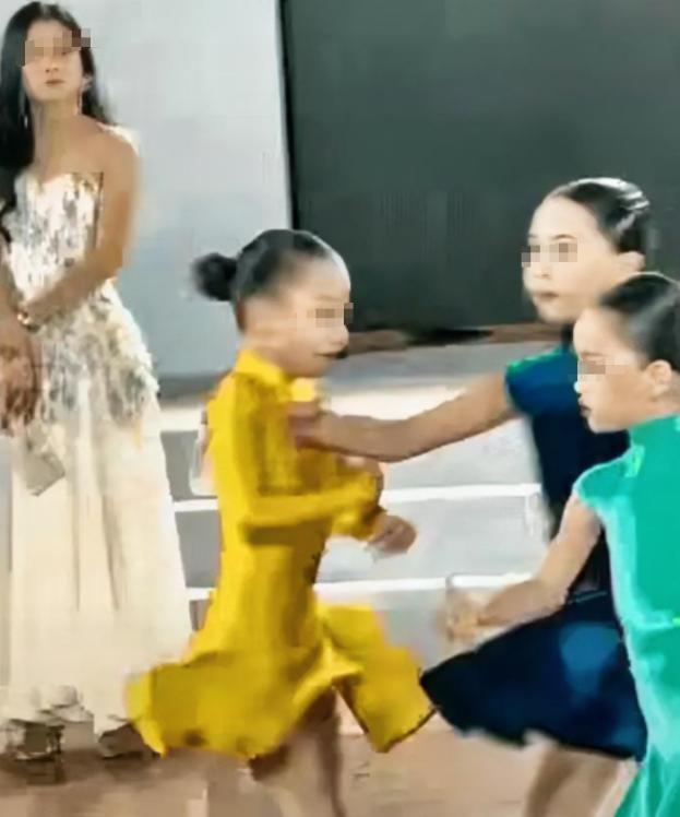 小小年纪就心术不正。深圳拉丁舞大赛中，黄裙子女孩正在投入舞蹈，蓝裙子女孩却从旁边