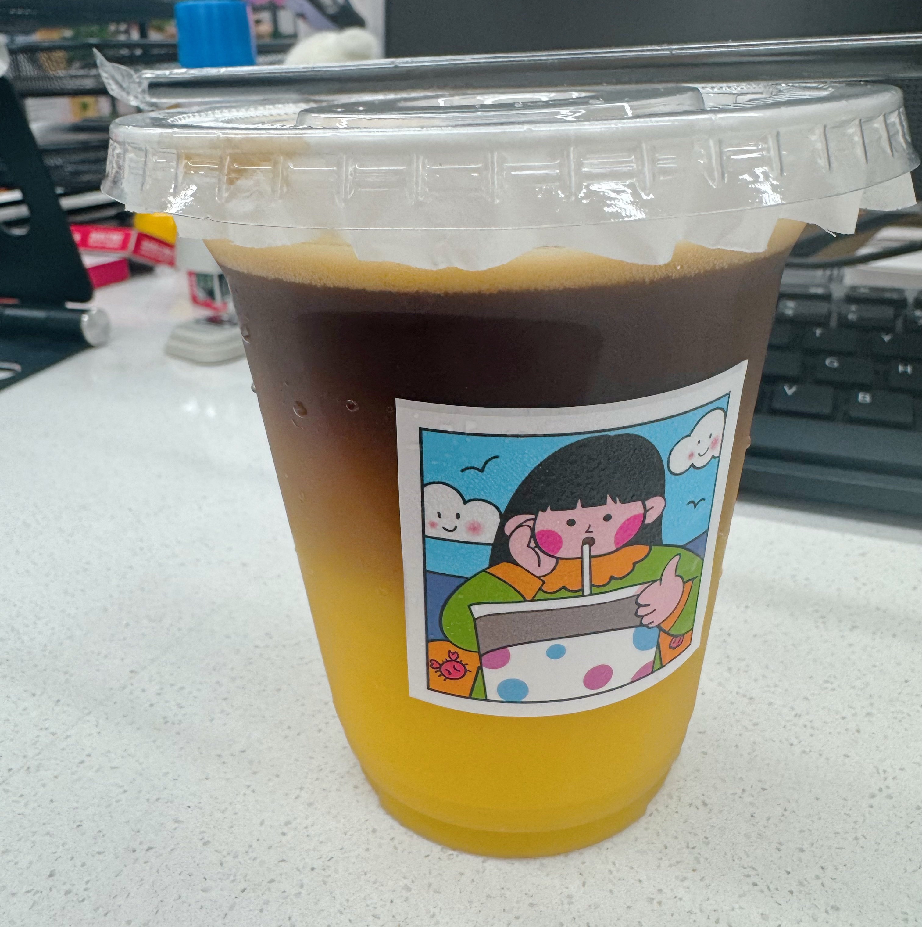 大早上喝上了同事给我做的橙C美式哈哈 