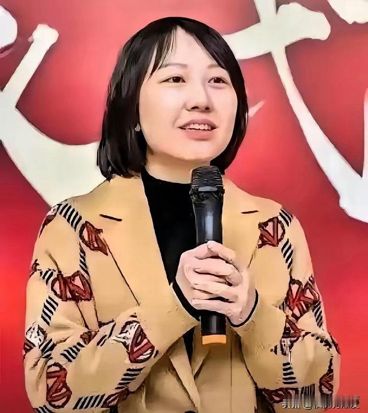 曾琦医生，浙大四附院这几天她的穿搭被很多人关注。上班的时候是白大褂的形象，下班的