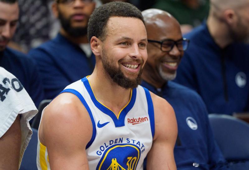 据此前报道，库里右膝确诊为髌股关节疼痛综合征（跑步膝），他目前被列为每日观察状态