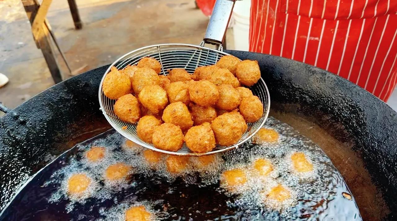 朋友们
我家炸的肉丸子开始卖了
每一颗丸子都是精选新鲜猪肉，纯手工炸制
就像妈妈