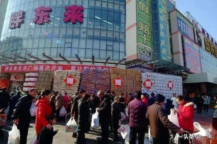 太真实！胖东来周二闭店，整条街摊贩集体休市，依存关系看哭网友
 
近日胖东来闭店