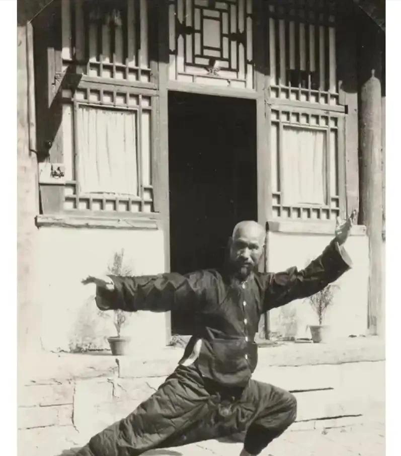 1936年，武术大师寇运兴在德国柏林献艺时，遭到芬兰拳击手的公然挑衅：“如果不敢
