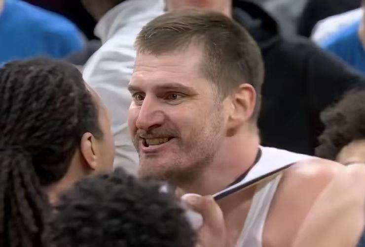 如果今天故意撞约基奇的是斯图尔特，而非多尔特，面对盛怒的约基奇，斯图尔特敢不敢正