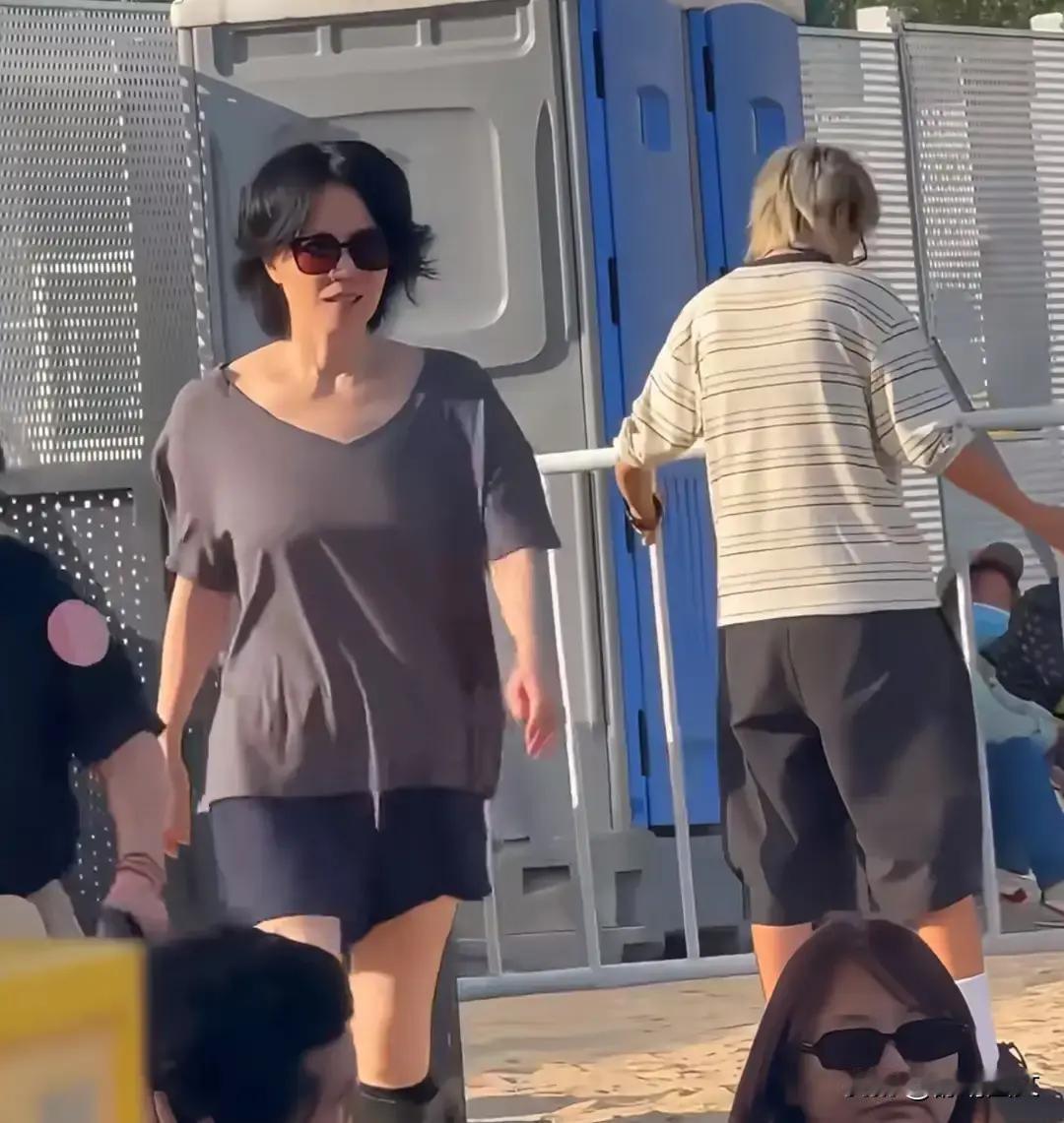 如果她不是王菲
您还觉得她漂亮吗？
我承认她年轻的时候真的很有气质。
然而岁月终