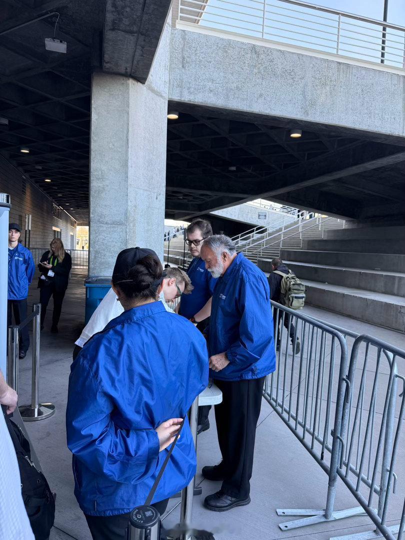 今年GTC的安检真是无比谨慎，堪比机场安检，每个包都要里外仔仔细细地翻。当然完全