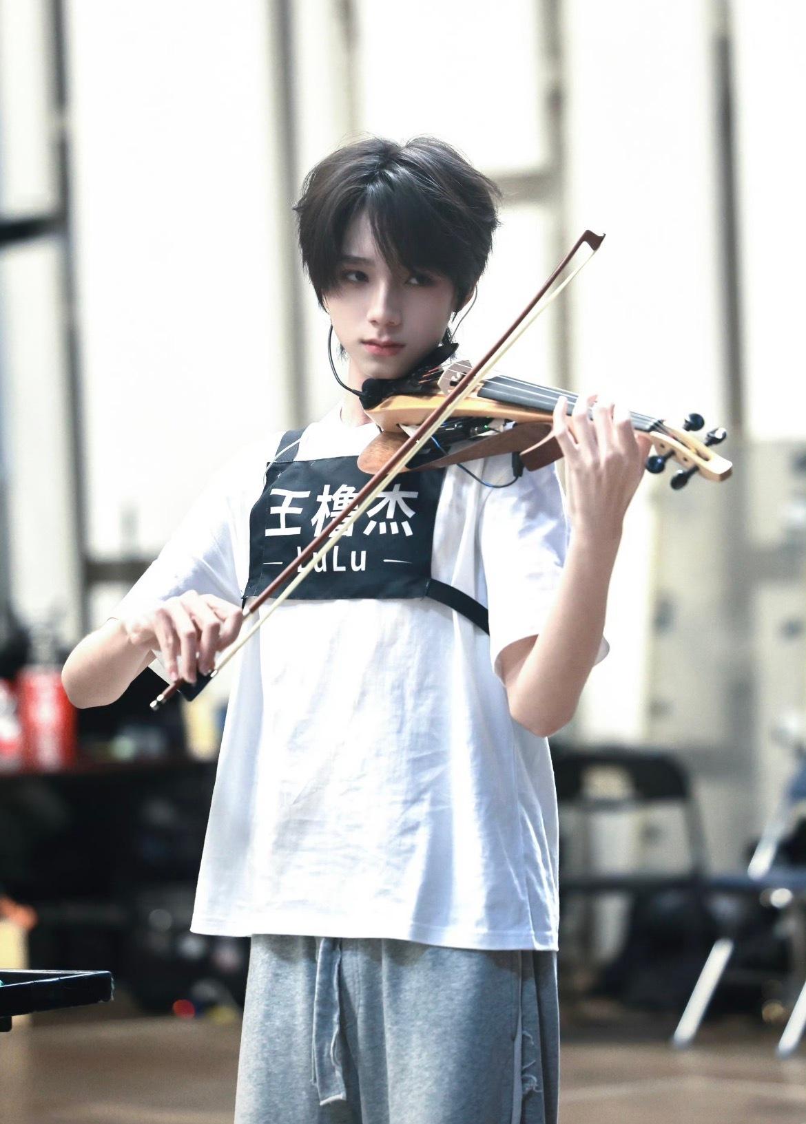 王橹杰 化妆师王橹杰五公中控 他的眼睛其实不需要过多修饰，眼睛上妆太多会压眼睛，