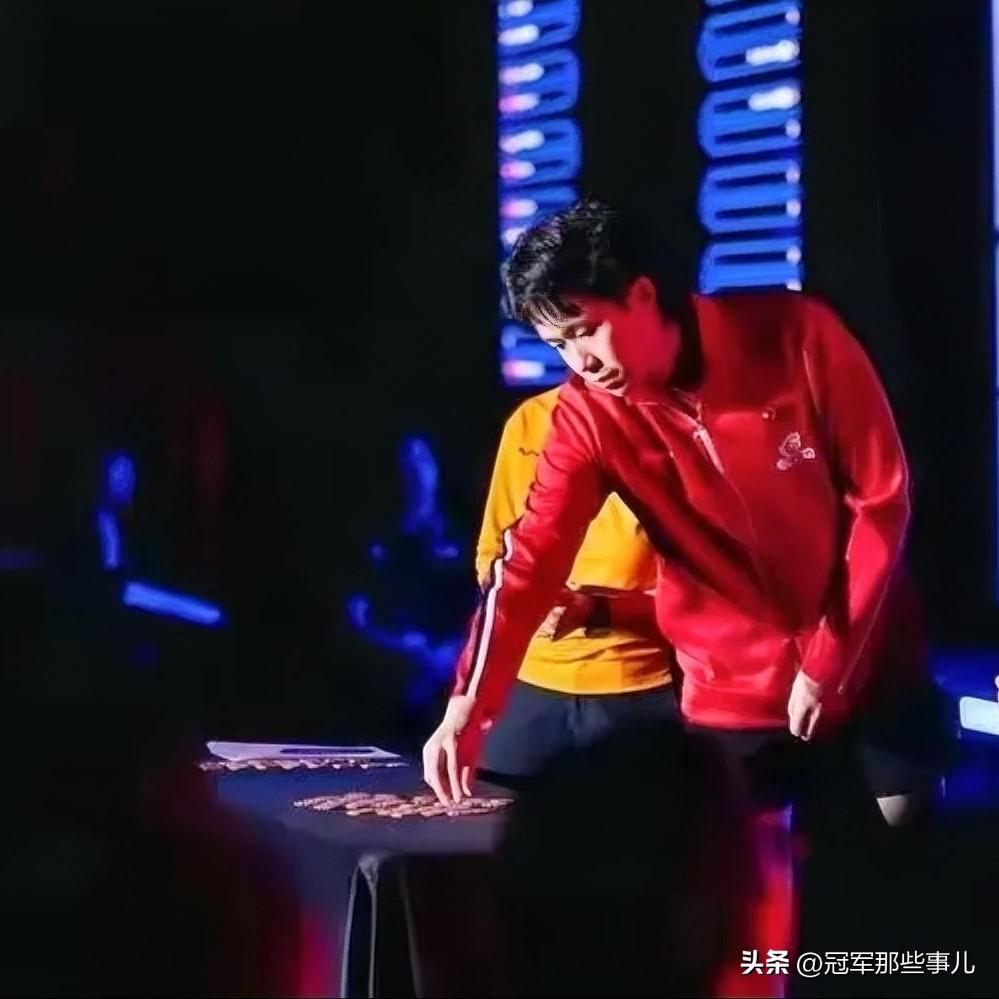王楚钦站在抽签台前，亲手抽出了国乒的地狱签表。

女单上半区，他把孙颖莎、陈幸同