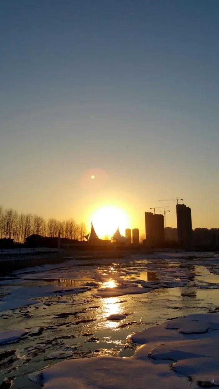 冬日暖阳，冰雪世界。阳光是最好的美容师，笑容是最好的化妆品，乐观是最好的营养剂。