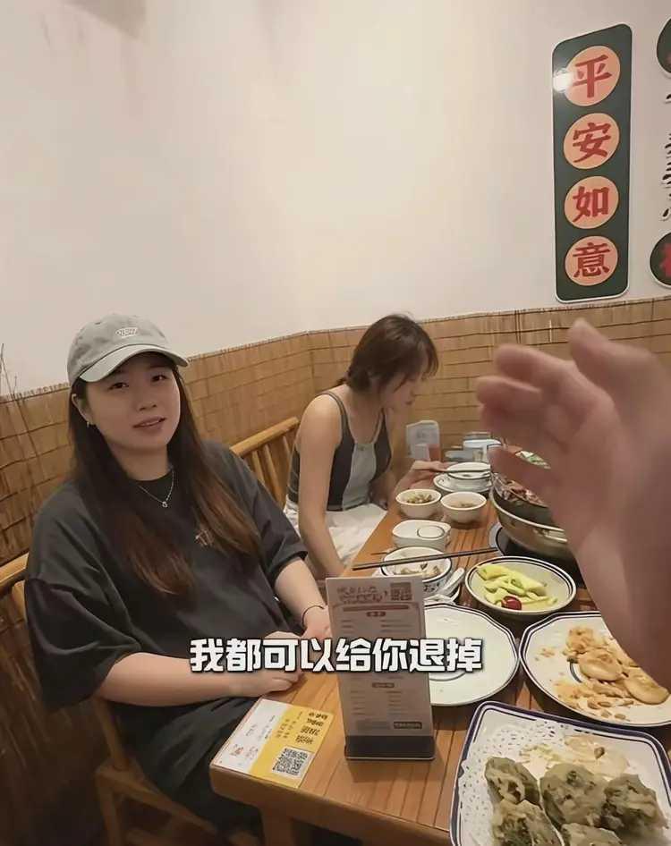 在汕头吃霸王餐的四个人，已经闻名。
他们很不服气，不就一顿火锅吗？
言下之意是说