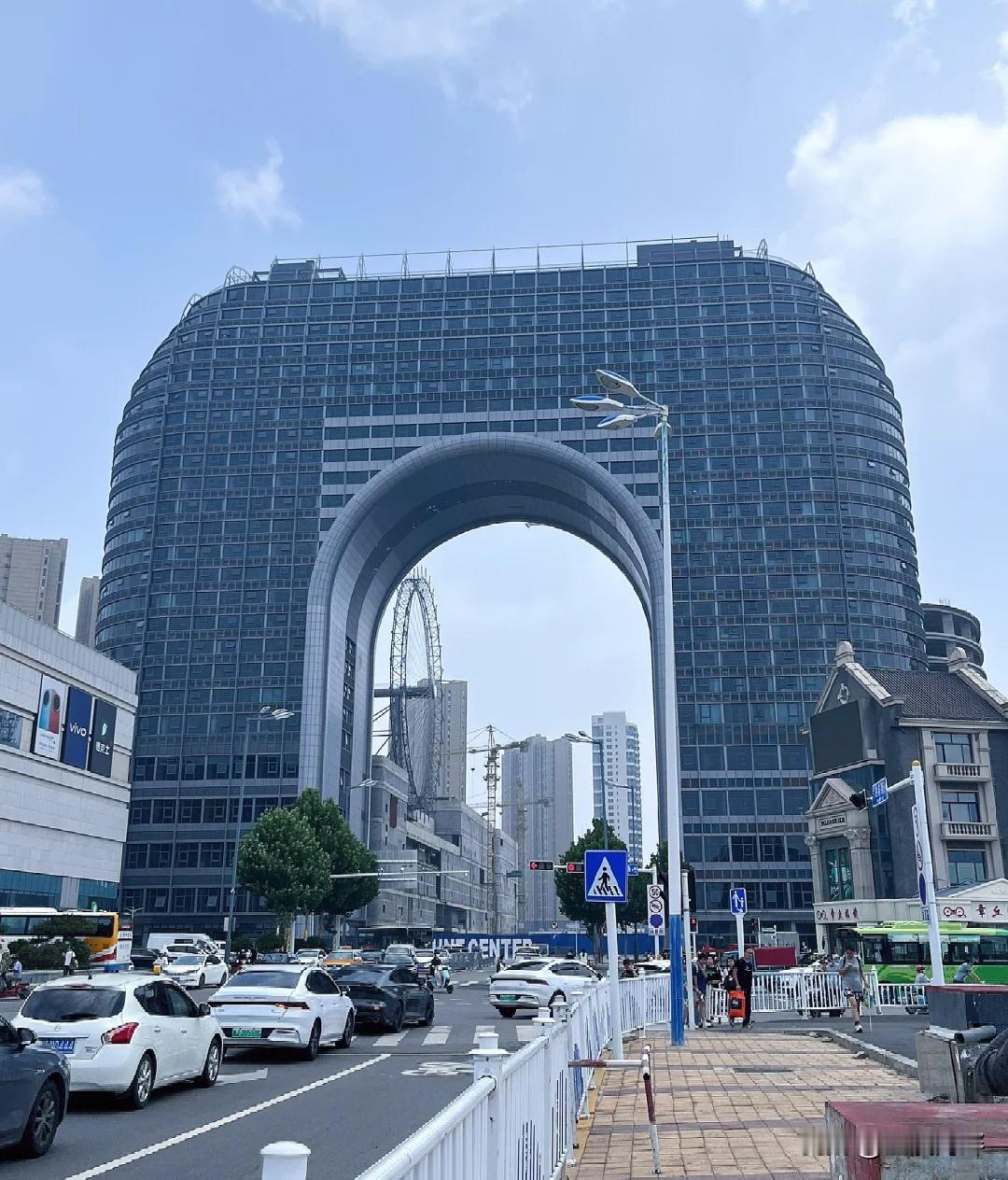 不懂就问，山东泰安市这个建筑有什么寓意吗？
走出泰山火车站就看到这个建筑，感觉很