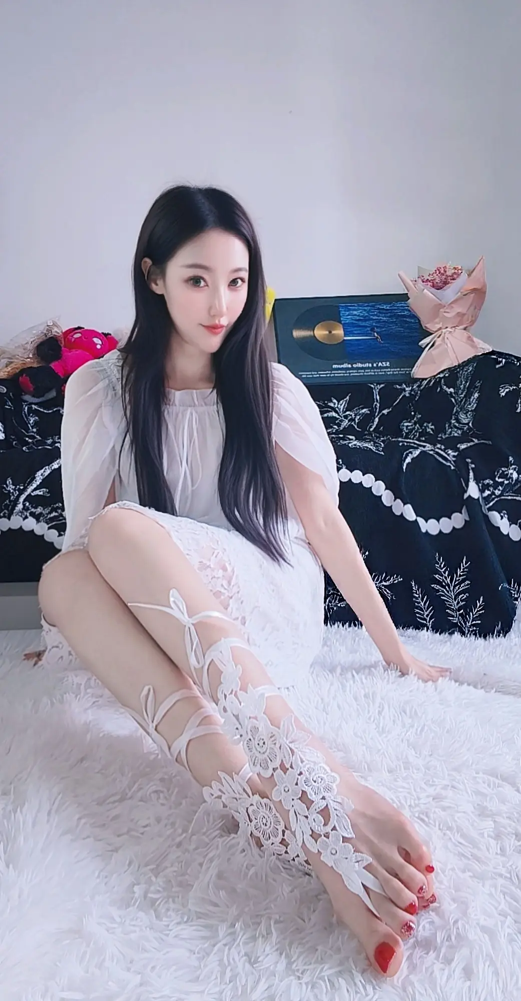 白色穿搭🎀新美甲💅🏻。加入专属会员，每日图片分享。