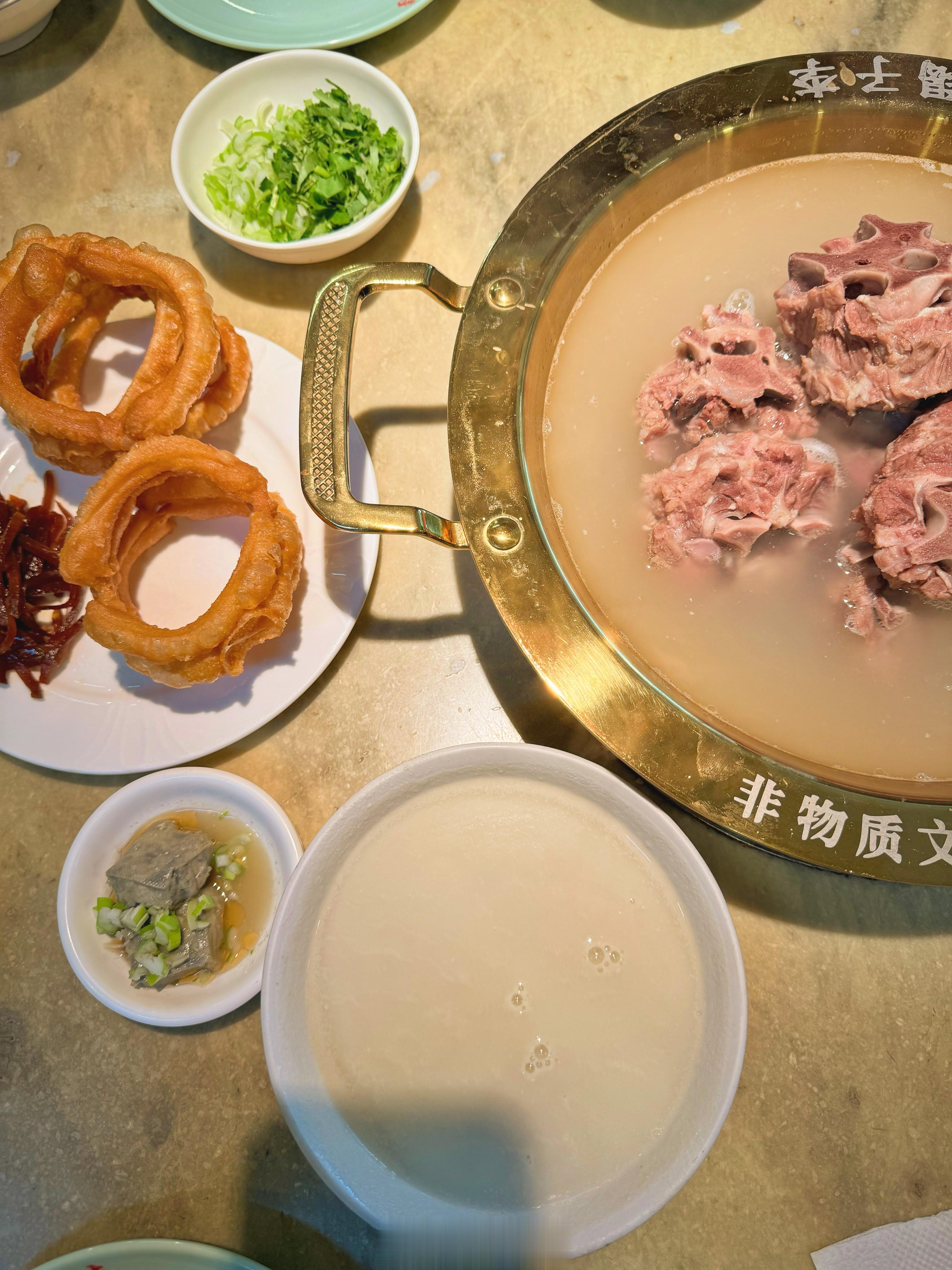 卤老带我吃羊蝎子，顺便给我来一套老北京三联疗法，臭豆腐+豆汁+羊油饼。出乎意料的
