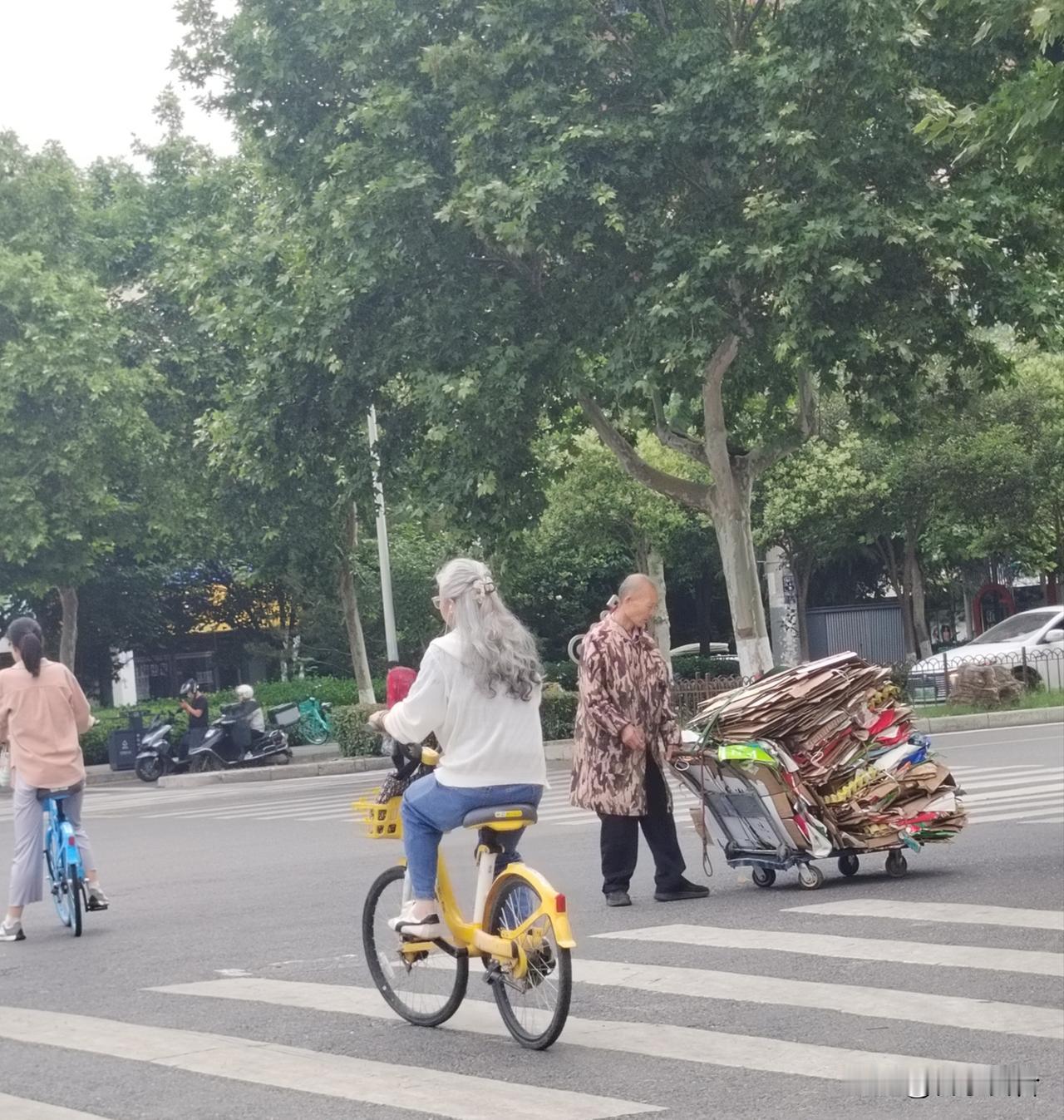 上班路上的“异样”风景。

5月26日，早上上班，十字路口等红灯的一瞬间，看到了