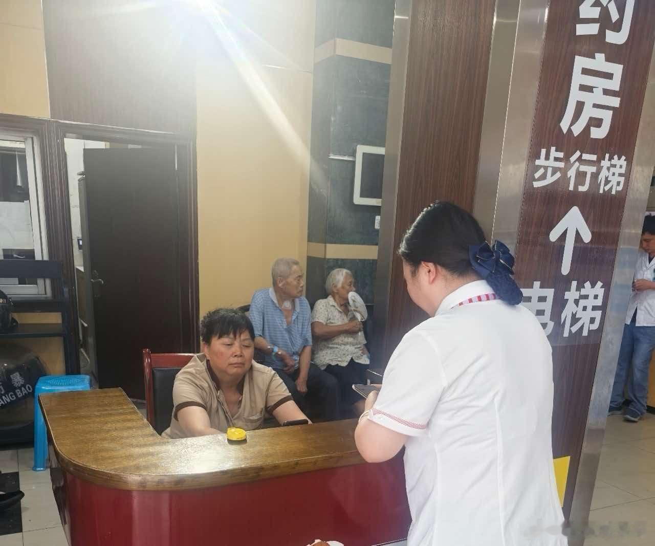 我觉得每个月消费贵了，到联通营业厅咨询后没有带证件，工作人员很负责的到我上班的地