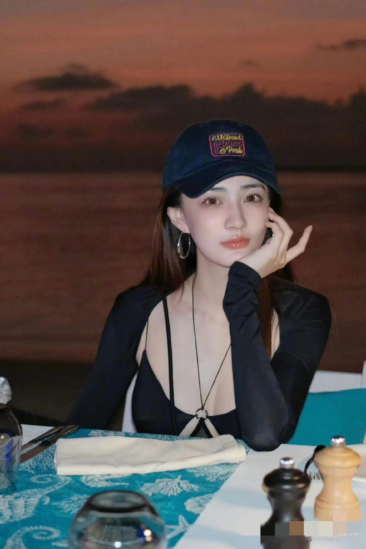 徐璐，
大大方方的美，
还有翘起手指头[笑哭][笑哭][笑哭]
