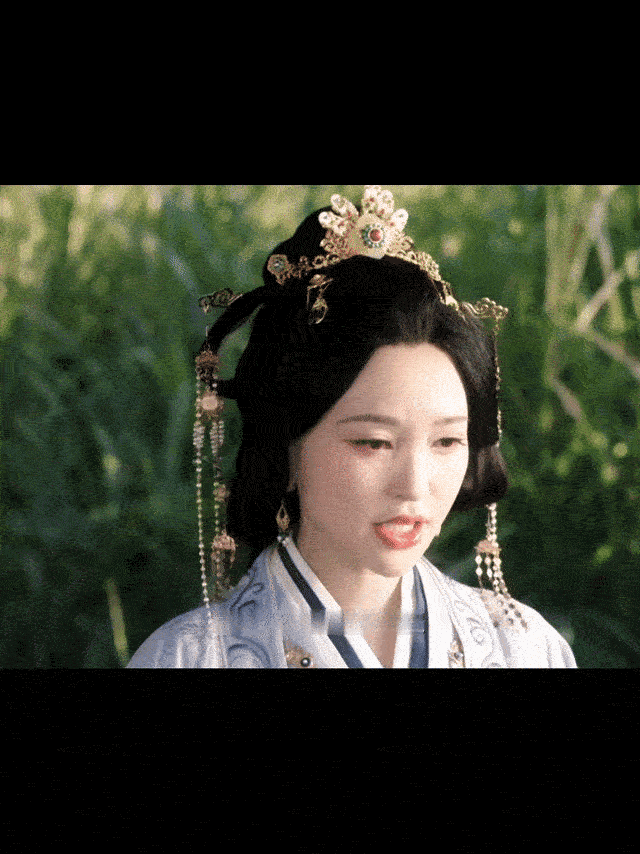 这居然是金莎从前甜妹小女生，现在直接挑战慈母人妻剧本，扮相大气隐忍，眉眼全是为女