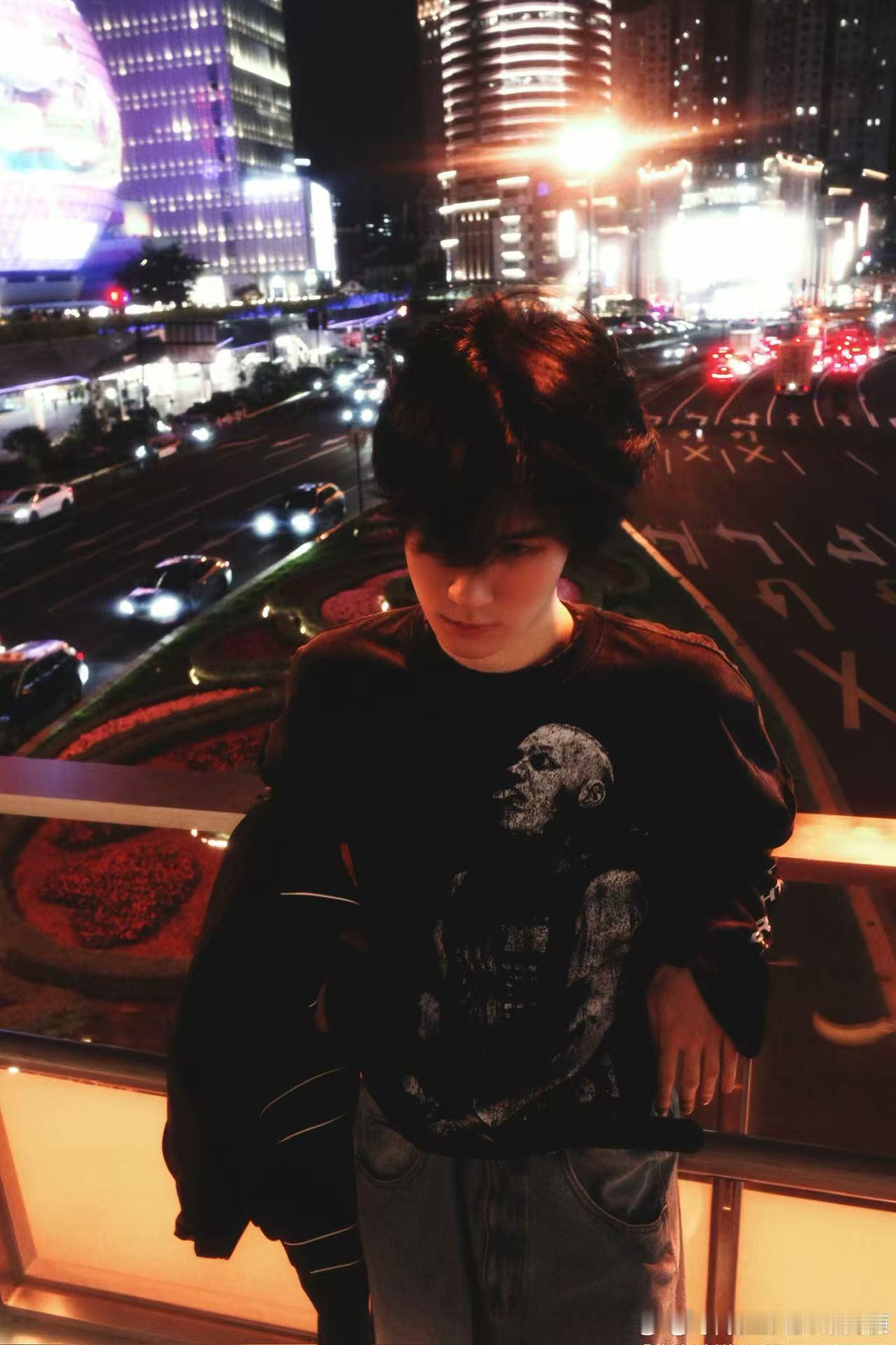 张真源上海夜景plog 被上海夜色和出镜的他双重治愈，没有厚重修图，依靠夜晚天然