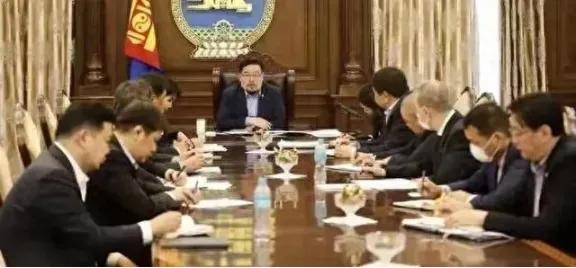 蒙古国乱成一团，反华到底图啥，20年后谁救谁？蒙古国首都乌兰巴托的街头又闹起来了